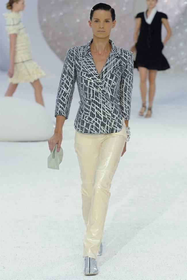 PARIS FASHION WEEK: CHANEL SPRING 2012