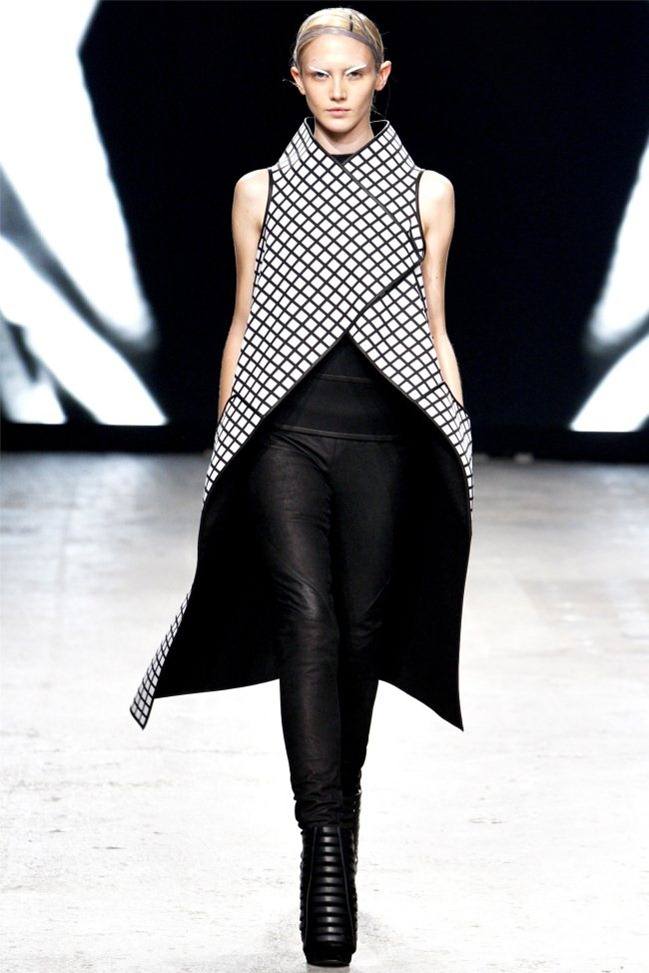 PARIS FASHION WEEK: GARETH PUGH SPRING 2012