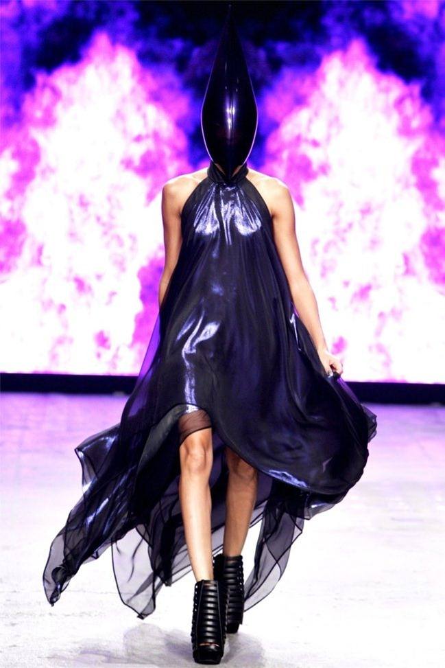 PARIS FASHION WEEK: GARETH PUGH SPRING 2012