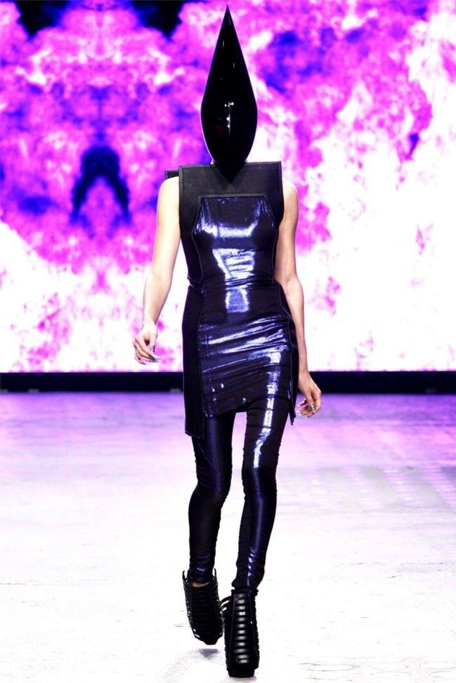 PARIS FASHION WEEK: GARETH PUGH SPRING 2012