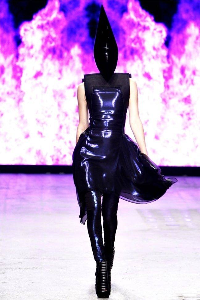 PARIS FASHION WEEK: GARETH PUGH SPRING 2012