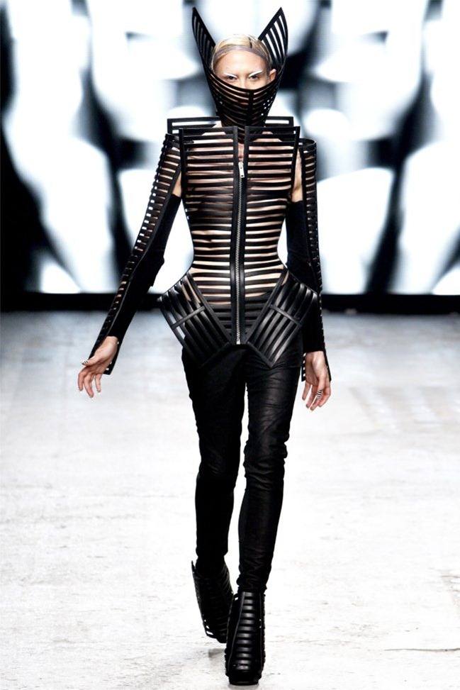 PARIS FASHION WEEK: GARETH PUGH SPRING 2012