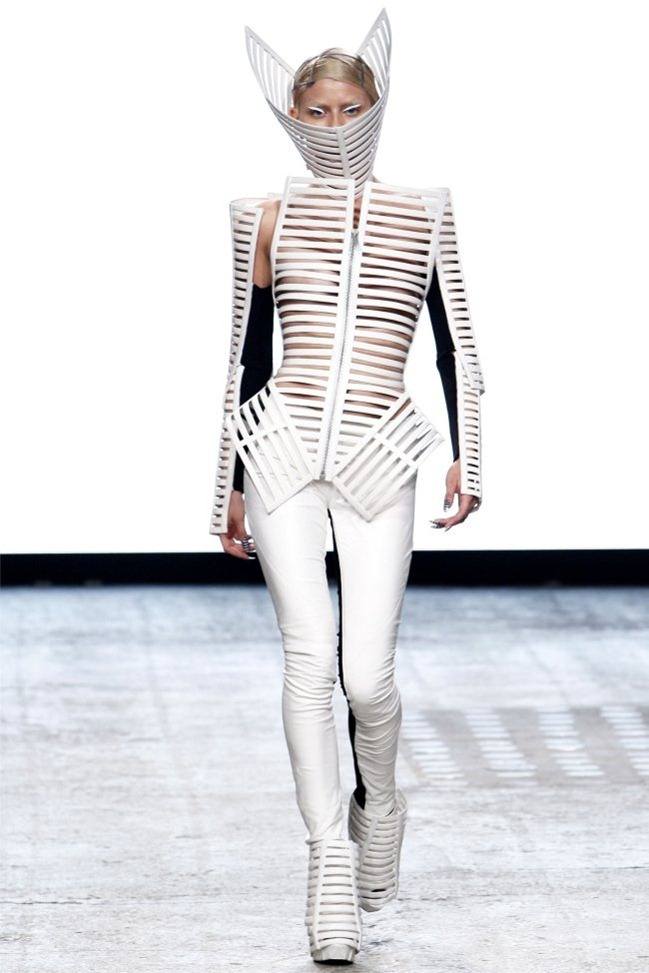PARIS FASHION WEEK: GARETH PUGH SPRING 2012
