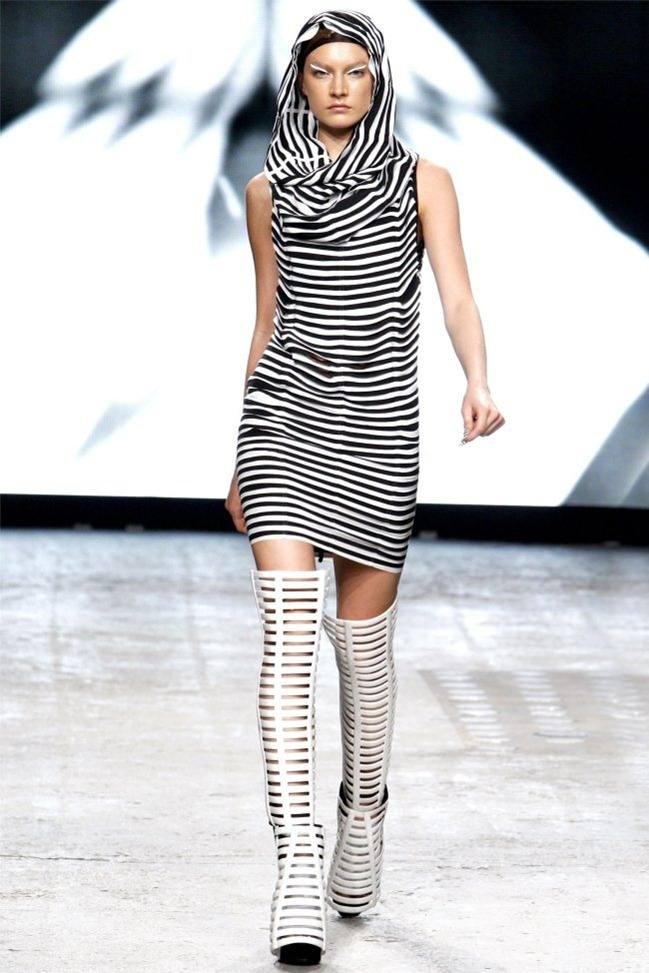 PARIS FASHION WEEK: GARETH PUGH SPRING 2012