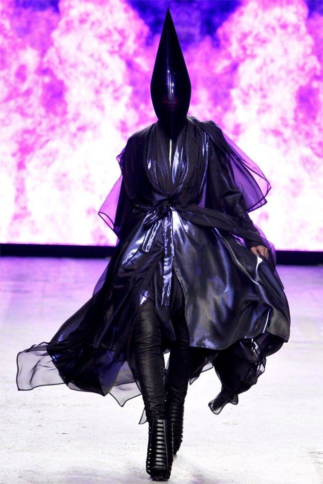 PARIS FASHION WEEK: GARETH PUGH SPRING 2012