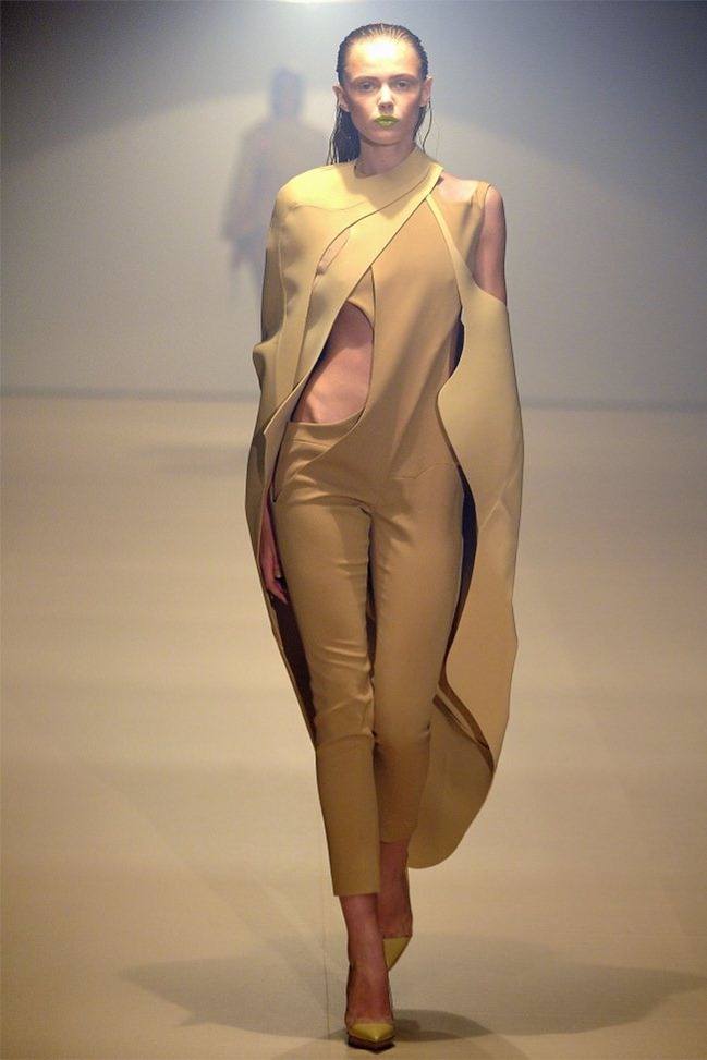 PARIS FASHION WEEK: THIERRY MUGLER SPRING 2012