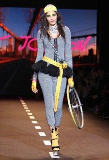 NEW YORK FASHION WEEK: BETSEY JOHNSON READY-TO-WEAR SPRING 2011 BY ROBERT MITRA