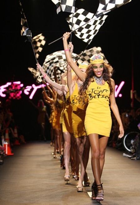NEW YORK FASHION WEEK: BETSEY JOHNSON READY-TO-WEAR SPRING 2011 BY ROBERT MITRA