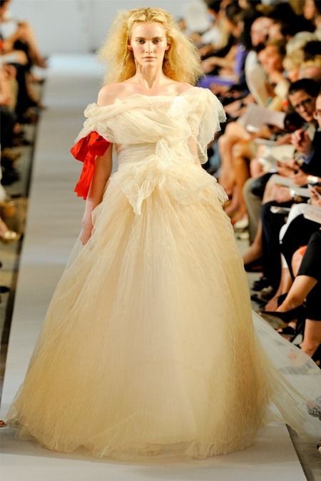 NEW YORK FASHION WEEK: OSCAR DE LA RENTA SPRING 2012