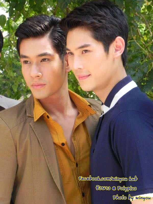 สองหนุ่มประชันหล่อ