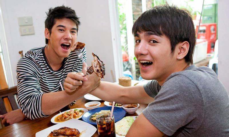 'มาริโอ้-เม้าส์' กอดคอปั่นจักรยาน รับโอโซนชุ่มปอด รอบสวนรถไฟ