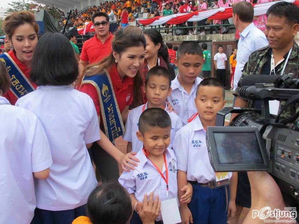 คณะนางสาวไทย คณะนางสาวไทย ร่วมงาน เอไอเอ ล้านนาเกมส์ และงานวันเด็ก จ.เชีบงใหม่
