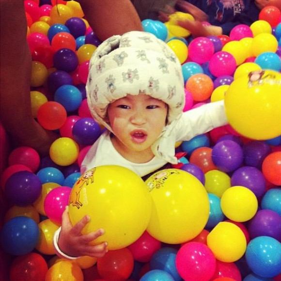 อัพเดท...ภาพความน่ารักของ"น้องออกัส - น้องออการ์"ลูก"เฮียเปิ้ล นาคร"