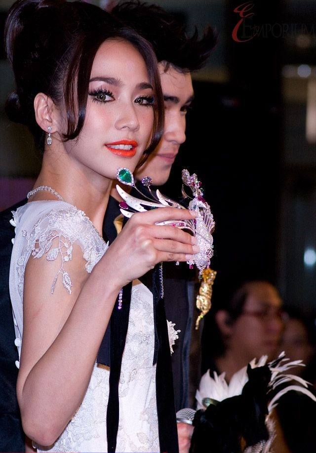 ดาราสาวไทยก่อนแต่งหน้าและหลังแต่งหน้า