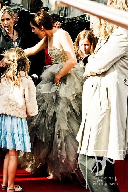 IA AT THE HARRY POTTER AND THE DEATHLY HALLOWS 2 PREMIERE IN LONDON: PHOTOS OF EMMA WATSON BY PHOTOG