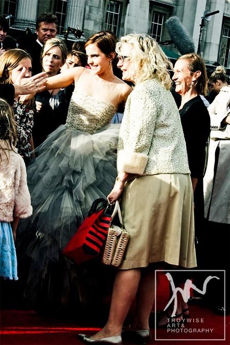 IA AT THE HARRY POTTER AND THE DEATHLY HALLOWS 2 PREMIERE IN LONDON: PHOTOS OF EMMA WATSON BY PHOTOG