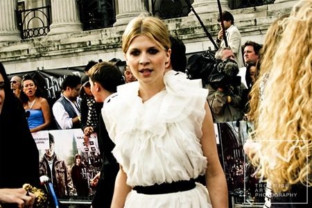 ชอบงานแต่งงานเธอในหนังอ่ะ  ชุดแต่งงานสวยดีIA AT THE HARRY POTTER AND THE DEATHLY HALLOWS 2 PREMIERE