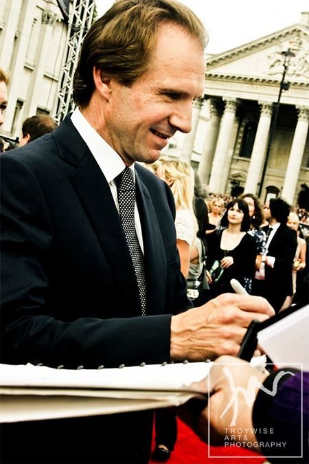 IA AT THE HARRY POTTER AND THE DEATHLY HALLOWS 2 PREMIERE IN LONDON: PHOTOS OF RALPH FIENNES BY PHOT
