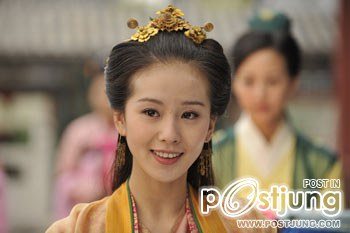 Liu Shi Shi / หลิว ซือ ซือ ดารานางเอกสาวอีกคนหนึ่งที่กำลังเทียบรัศมีกับยอดนางเอกอย่าง หลิว อี้ เฟย อยู่ในตอนนี้