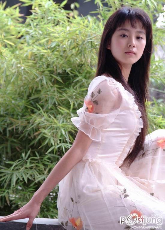 Liu Shi Shi / หลิว ซือ ซือ ดารานางเอกสาวอีกคนหนึ่งที่กำลังเทียบรัศมีกับยอดนางเอกอย่าง หลิว อี้ เฟย อยู่ในตอนนี้