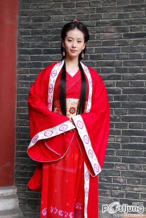 Liu Shi Shi / หลิว ซือ ซือ ดารานางเอกสาวอีกคนหนึ่งที่กำลังเทียบรัศมีกับยอดนางเอกอย่าง หลิว อี้ เฟย อยู่ในตอนนี้
