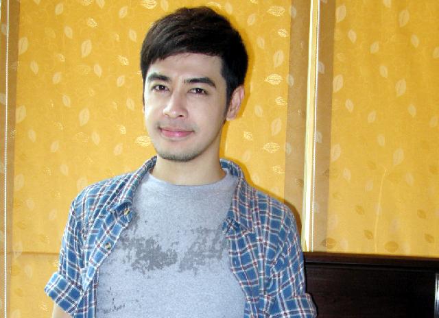 ออย ธนา นี่แหละหนุ่มหล่อขั้นเทพตัวจริง