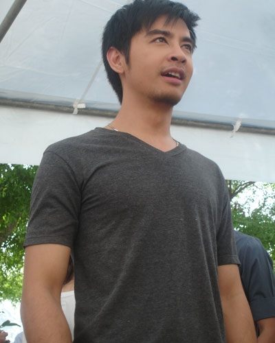 ออย ธนา นี่แหละหนุ่มหล่อขั้นเทพตัวจริง