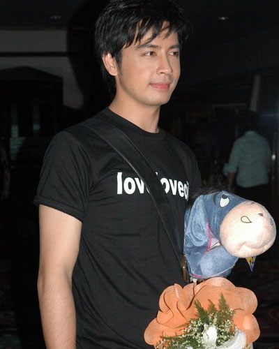 ออย ธนา นี่แหละหนุ่มหล่อขั้นเทพตัวจริง