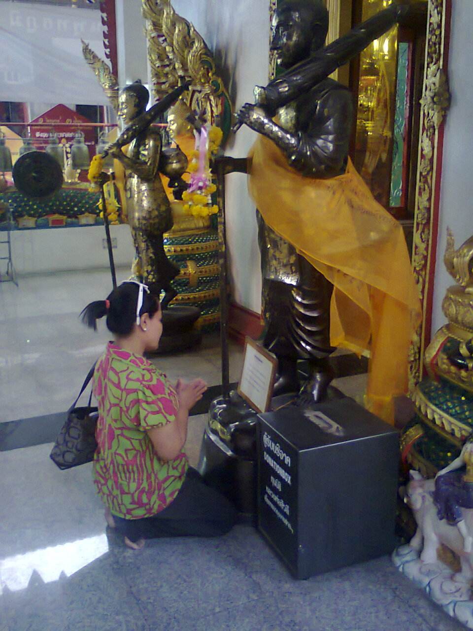 ผู้เป็นมารดากำลังไหวขอพร