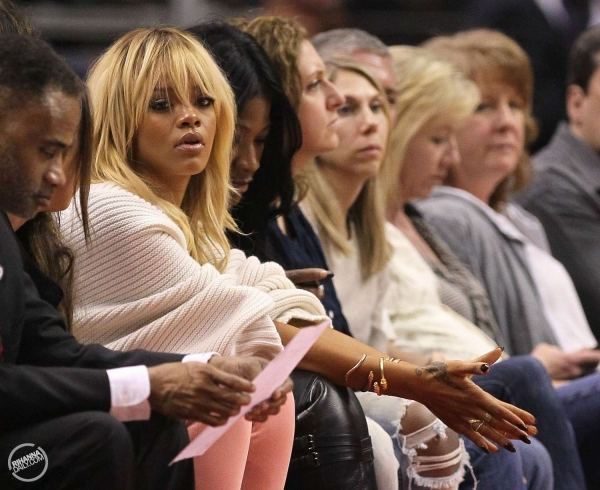 เป๊ะหรือเล๊ะลุคใหม่ Rihanna ที่การแข่งขัน Basket Ball ที่ LA!