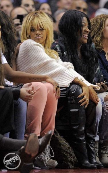 เป๊ะหรือเล๊ะลุคใหม่ Rihanna ที่การแข่งขัน Basket Ball ที่ LA!