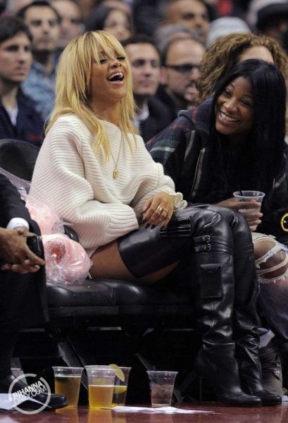 เป๊ะหรือเล๊ะลุคใหม่ Rihanna ที่การแข่งขัน Basket Ball ที่ LA!