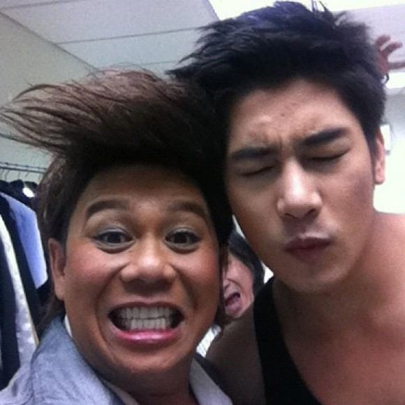 แอบดู! หนุ่มๆ 4+1 เฮฮาหลังเวทีคอนเสิร์ต