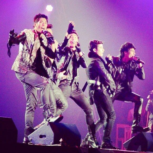 แอบดู! หนุ่มๆ 4+1 เฮฮาหลังเวทีคอนเสิร์ต