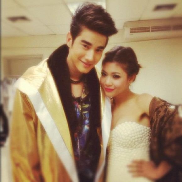 แอบดู! หนุ่มๆ 4+1 เฮฮาหลังเวทีคอนเสิร์ต
