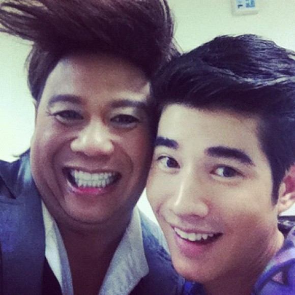 แอบดู! หนุ่มๆ 4+1 เฮฮาหลังเวทีคอนเสิร์ต