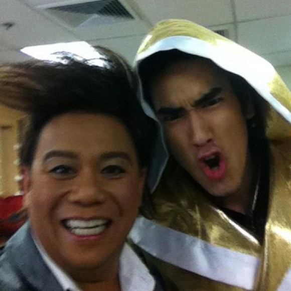 แอบดู! หนุ่มๆ 4+1 เฮฮาหลังเวทีคอนเสิร์ต