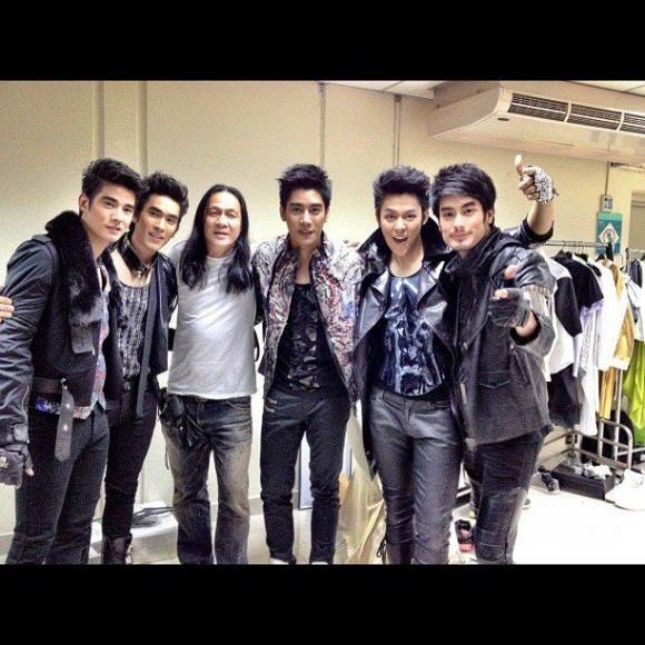 แอบดู! หนุ่มๆ 4+1 เฮฮาหลังเวทีคอนเสิร์ต