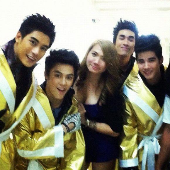 แอบดู! หนุ่มๆ 4+1 เฮฮาหลังเวทีคอนเสิร์ต