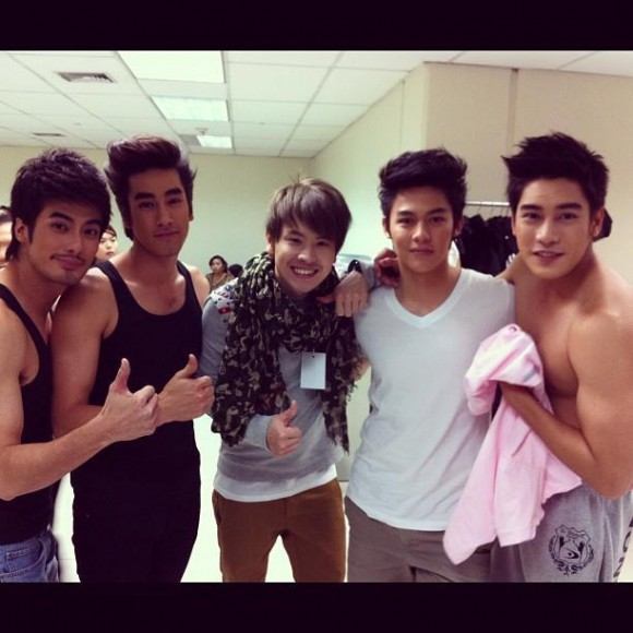 แอบดู! หนุ่มๆ 4+1 เฮฮาหลังเวทีคอนเสิร์ต
