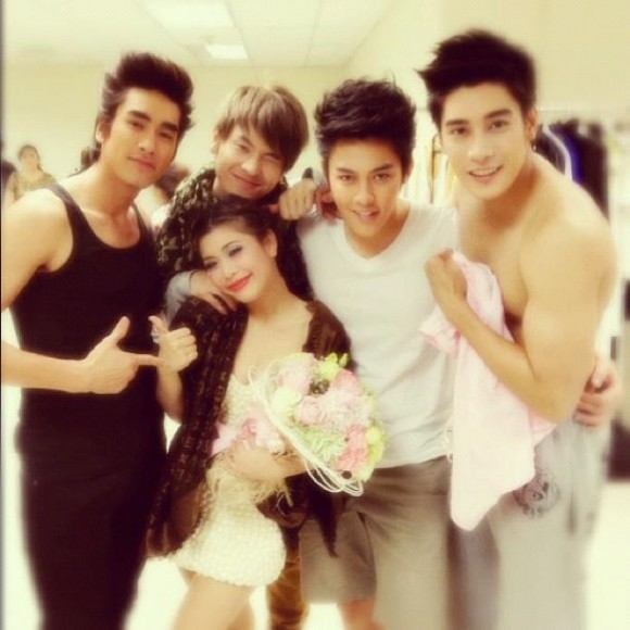 แอบดู! หนุ่มๆ 4+1 เฮฮาหลังเวทีคอนเสิร์ต