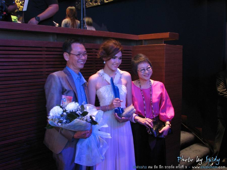 ชมพู่ อารยา สวยสง่าดุจเจ้าหญิงในงานคมชัดลึกอวอร์ด