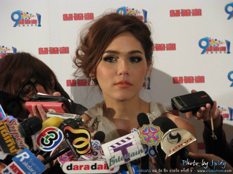 ชมพู่ อารยา สวยสง่าดุจเจ้าหญิงในงานคมชัดลึกอวอร์ด