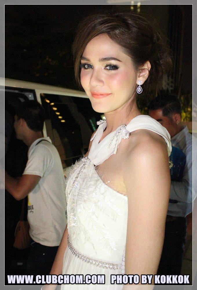 ชมพู่ อารยา สวยสง่าดุจเจ้าหญิงในงานคมชัดลึกอวอร์ด