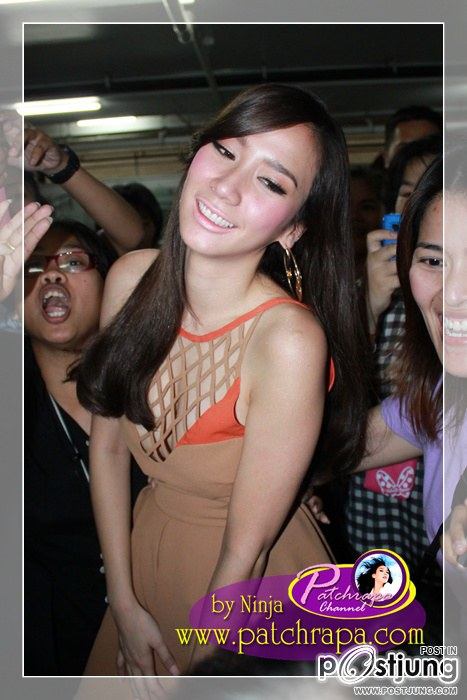 มุมสวยๆ"อั้ม พัชราภา"เเจกลายเซ็นเเฟนคลับ!!