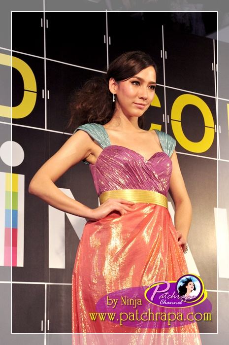 ประมวลภาพ"อั้ม พัชราภา"สวยเริ่ดเจิดจรัส@United Color Terminal 21 Fashion Show!