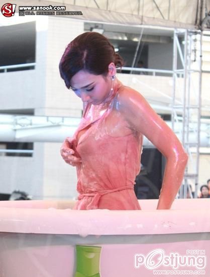 เซ็กซี่ตัวเเม่ "อั้ม พัชราภา"ลงอ่างเปิดตัวครีมอาบน้ำ!!!