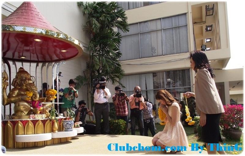 [Pics] "ชมพู่ อารยา" ในงานบวงสรวงละครเรื่องใหม่ "หนุ่มบ้านไร่กับหวานใจไฮโซ"