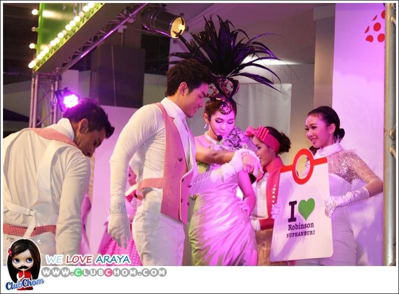 ชมพู่ อารยา ในงาน Grand Opening Robinson Suphanburi