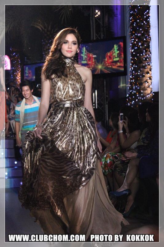 ชมพู่ อารยา สวยสง่ามาดนางพญาในงาน Siam Paragon Fashion Forward